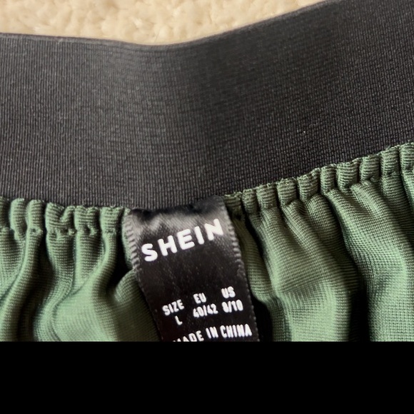 **NWOT SIZE L** Solid Velvet Pleated Skirt - Picture 3 of 4